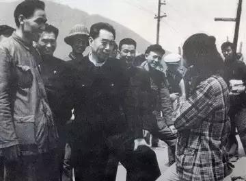周总理视察新安江水电站工地