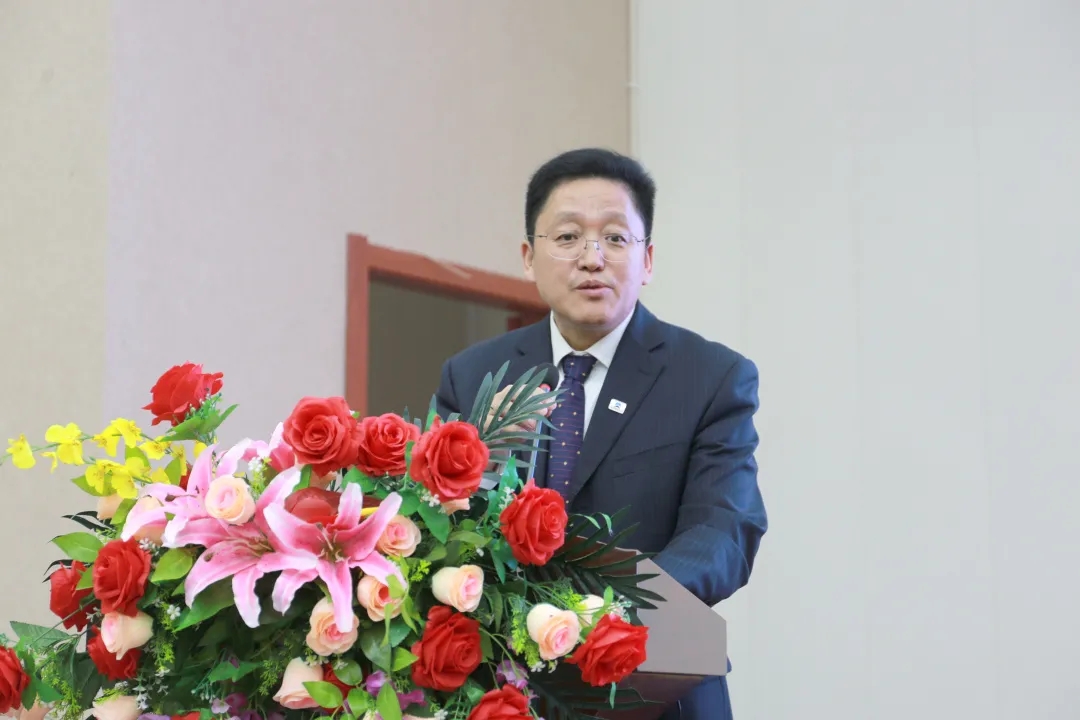 中国重型机械工业协会桥式起重机专业委员会理事长孙吉泽作《九届四次理事会工作报告》