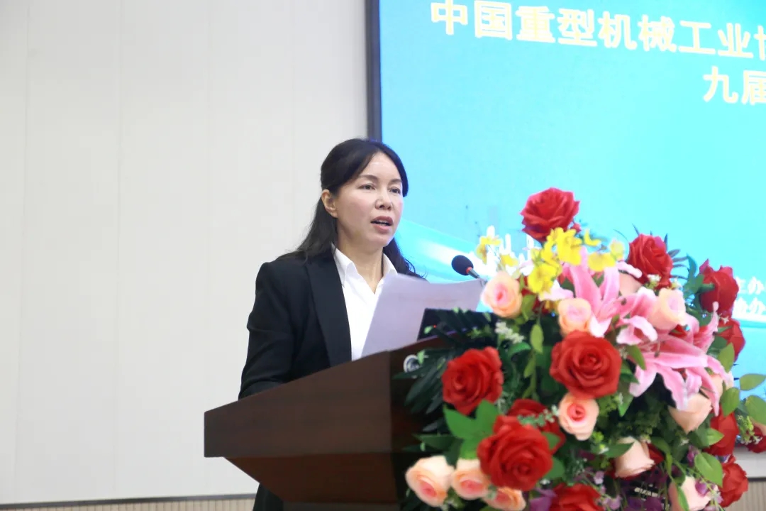 苗红宣读《关于表彰2019年度优秀桥、门式起重机生产企业的决定》