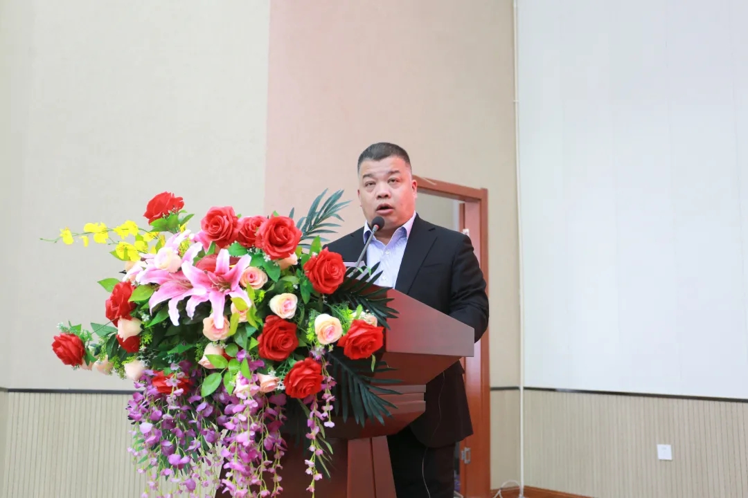 任海涛宣读《关于表彰2019年度优秀起重机配套件供应商的决定》