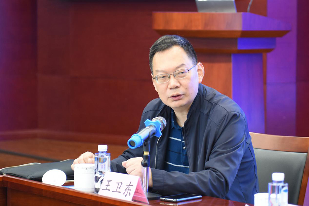 中国航海学会船闸专业委员会秘书长王卫东主持会议