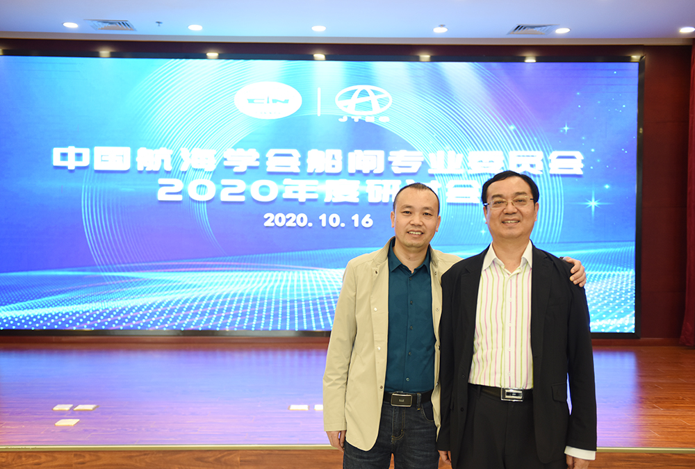 微特技术有限公司轮值CEO李彬（左）与河海大学张燎军教授（右）合影