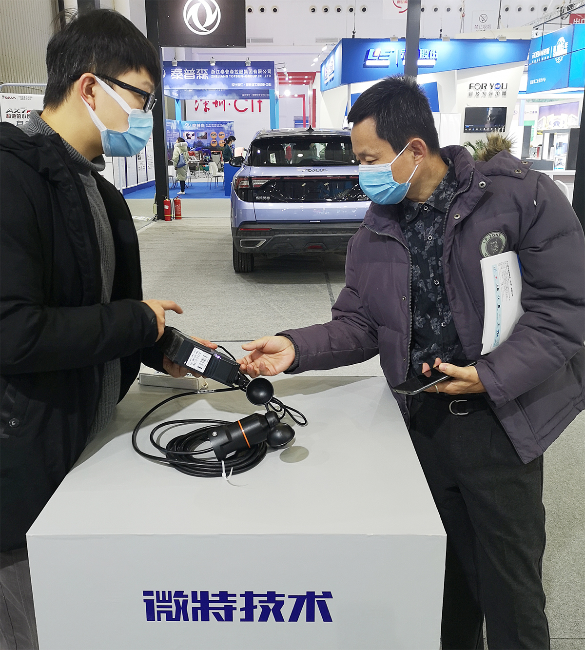 微特工程师向来宾介绍风速仪（小黑组合）产品